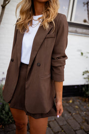 Blazer ample doublé à épaulettes chocolat porté par une femme, vue rapprochée, blazer, short marron