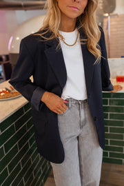 Blazer long doublé ample bleu porté par une femme, vue rapprochée, t-shirt blanc, collier
