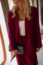 Blazer droit doublé à épaulettes bordeaux porté par une femme, vue rapprochée, pochette, haut blanc
