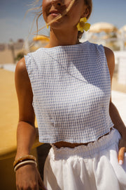 Top vichy à dos ouvert porté par une femme, vue rapprochée, vichy, bracelets