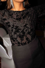 Blouse à fleurs en velours noire portée par une femme, vue rapprochée, fleurs en velours, jupe noire