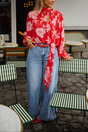 Blouse fluide à col lavallière portée par une femme, silhouette entière, jean clair, col défait