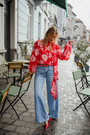 Blouse fluide à col lavallière portée par une femme, silhouette entière, jean, rue