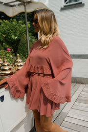 Blouse fluide à manches évasées portée par une femme, vue rapprochée, manches évasées, volants