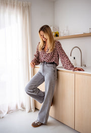 Blouse imprimée fluide portée par une femme, vue de face, cuisine, évier