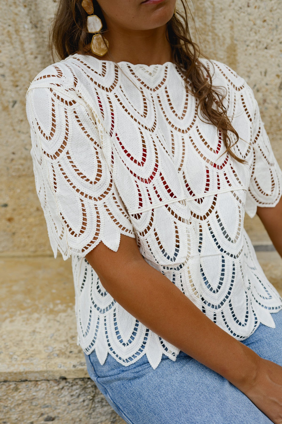 Blouse crochet manches courtes portée par une femme, vue rapprochée, tresse sur l'épaule