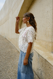 Blouse crochet manches courtes portée par une femme, vue de profil, cheveux attachés