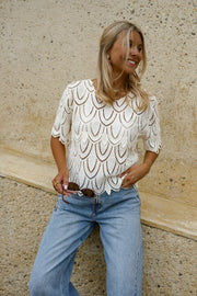 Blouse crochet manches courtes portée par une femme, vue de trois-quarts, ceinture marron