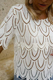 Blouse crochet manches courtes portée par une femme, gros plan du crochet ajouré