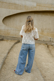 Blouse crochet manches courtes portée par une femme, vue de dos, silhouette entière