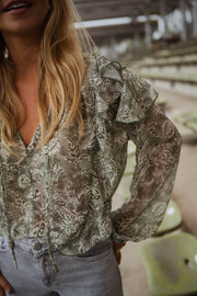 Blouse volantée à col V portée par une femme, vue rapprochée, imprimé, cheveux blonds