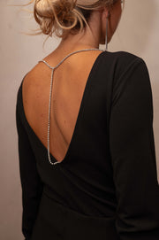 Body moulant à dos bijou noir porté par une femme, vue rapprochée, dos en V, chaîne de bijou