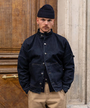 Veste Alpine denim — vue portée de face, devant une porte en bois