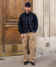 Veste Alpine denim — vue portée en pied, avec bonnet