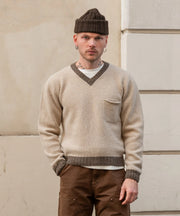 Pull Shetland col V beige — vue portée de face, avec bonnet, en extérieur