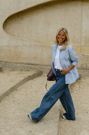 Chemise épaisse col classique portée par une femme, en marchant, vue de face