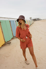 Chemise éponge loose portée par une femme, silhouette entière, chapeau, short assorti