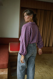 Chemise à carreaux col chemise portée par une femme, vue de trois-quarts, de dos