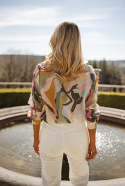 Chemise imprimée manches longues portée par une femme, vue de dos, fontaine, paysage