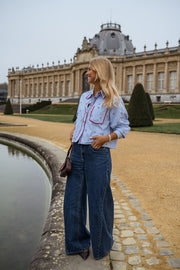 Chemise rayée brodée à cerises portée par une femme, vue de face, bassin, palais
