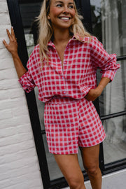 Chemise à carreaux brillante portée par une femme, vue de trois-quarts, short assorti