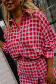 Chemise à carreaux brillante portée par une femme, vue rapprochée, short assorti