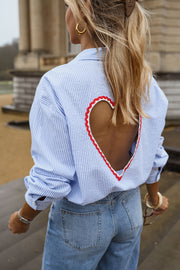 Chemise rayée dos cœur ouvert portée par une femme, vue de dos, découpe cœur rouge, jean