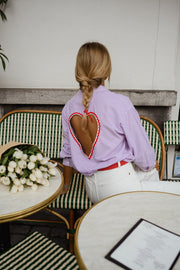 Chemise rayée à dos ouvert portée par une femme, vue de dos, ouverture en cœur dans le dos, terrasse