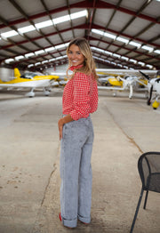 Chemise vichy col victorien portée par une femme, vue de face, hangar, jean large