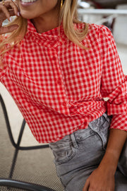 Chemise vichy col victorien portée par une femme, vue rapprochée, vichy rouge, chaise noire