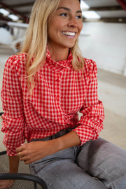 Chemise vichy col victorien portée par une femme, vue rapprochée, vichy rouge, col victorien