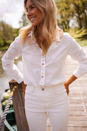 Chemise à cœurs manches longues portée par une femme, vue de face, ponton en bois, bras écartés