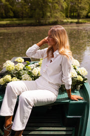 Chemise à cœurs manches longues portée par une femme, assise, barque verte, hortensias