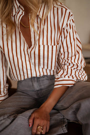 Chemise rayée boutonnée portée par une femme, vue rapprochée, rayures, poche