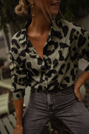 Chemise léopard légèrement ample portée par une femme, vue rapprochée, col, jean