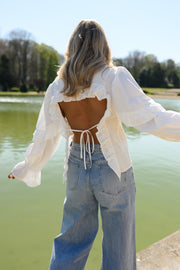 Chemise à dos ouvert volanté portée par une femme, vue de dos, lac, dos ouvert noué, de côté