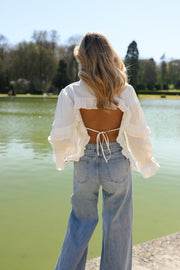 Chemise à dos ouvert volanté portée par une femme, vue de dos ouvert noué, lac
