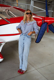 Chemise vichy col claudine portée par une femme, vue de face, hangar, jean clair