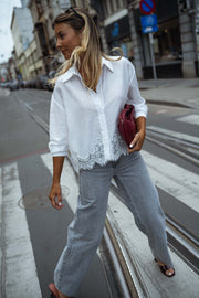 Chemise courte à dentelle portée par une femme, en marchant, rue, sac bordeaux