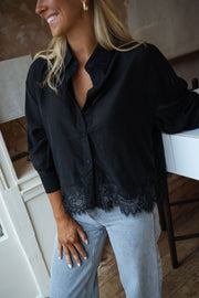 Chemise à dentelle transparente portée par une femme, vue rapprochée, dentelle en bas, sourire