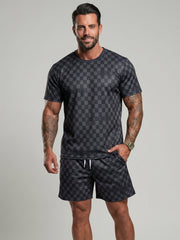 Ensemble t-shirt short damier — porté de face, main dans la poche du short