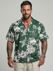 Chemise hawaïenne verte — portée de face, imprimé floral et végétal blanc