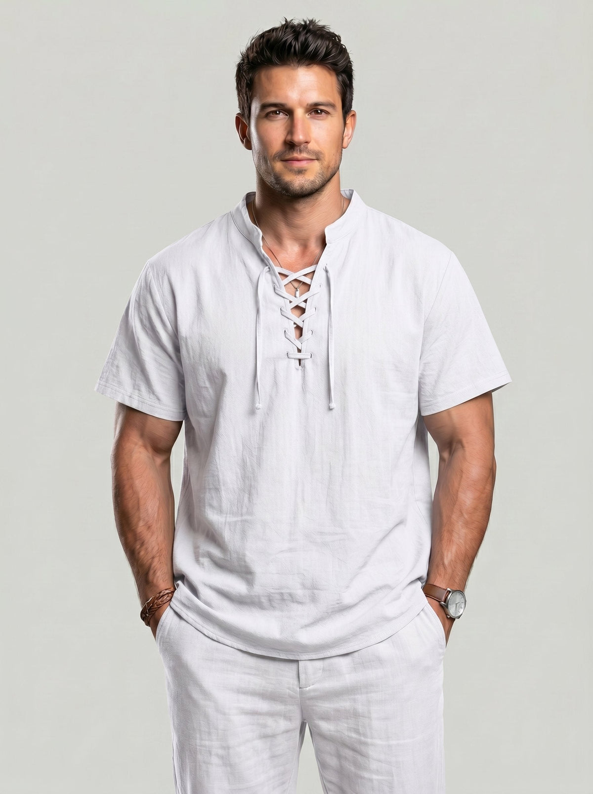 Chemise col lacé manches courtes — blanche portée de face avec pantalon blanc