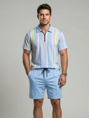 Ensemble polo rayé zippé short — porté de face, short bleu ciel à cordon, mains dans les poches
