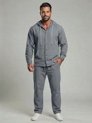 Ensemble veste boutonnée capuche pantalon — gris porté en pied, capuche à cordons