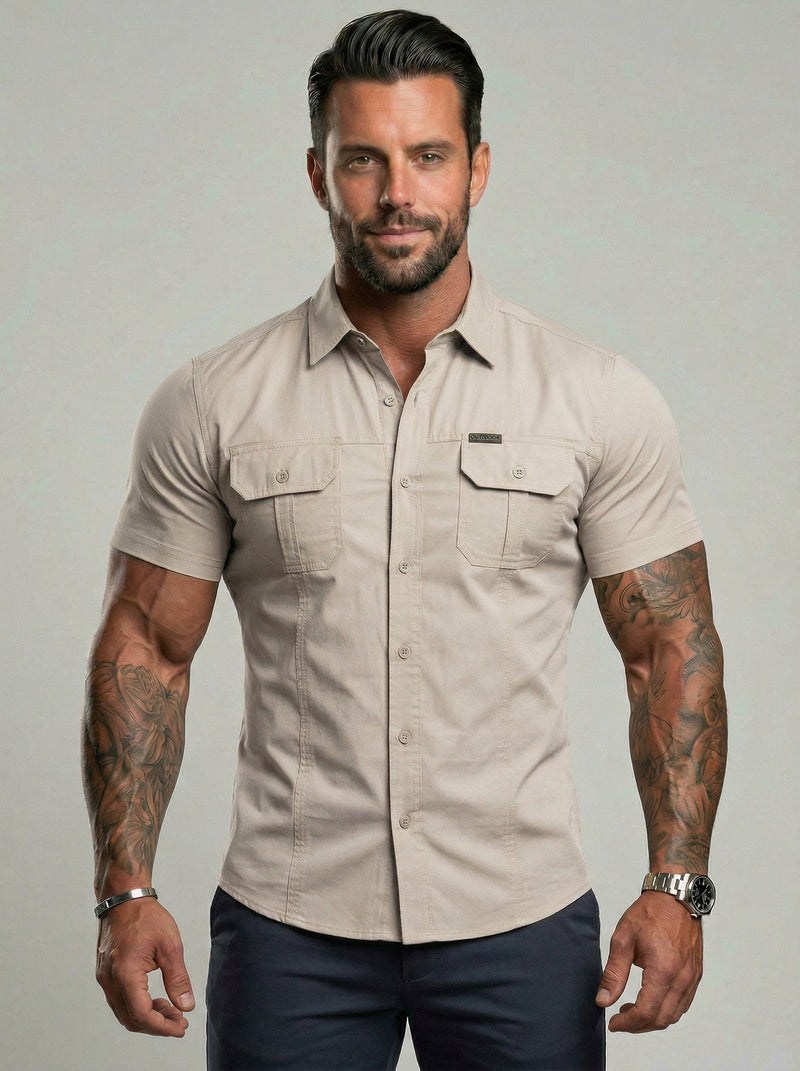 Chemise utilitaire à manches courtes beige — vue portée de face, plan taille