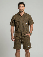 Ensemble chemise short motif marbré — marron porté de face, poche poitrine zippée