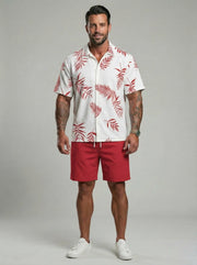 Ensemble chemise motif feuillage — feuilles rouges et short rouge, en pied avec baskets
