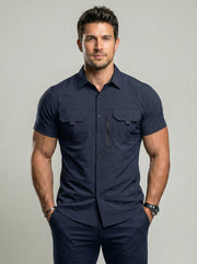 Chemise au coloris uni — bleu marine portée de face, coupe ajustée