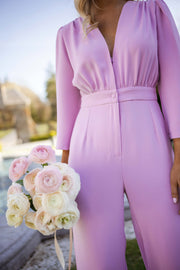 Combinaison longue à col V portée par une femme, vue rapprochée, bouquet de pivoines, taille